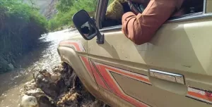 اليمن اليوم اخبار ورد الآن – الضالع..سائق يغامر  بحياته داخل السيول الجارفة لانقاذ حياة مريض بمنطقة ت