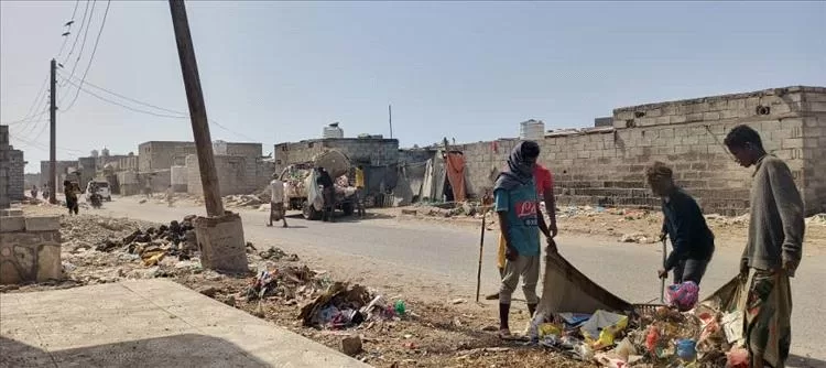 حملة النظافة تواصل عملها في الشارع الرئيسي لسوق  مدينة شقرة بأبين