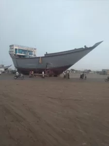 اليمن اليوم اخبار وردت الآن – شاب من تعز ينجح في صناعة أول سفينة يمنية بهذا الحجم في المخا