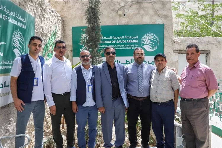 فريق من وزارة الصحة يزور مركز الأطراف الصناعية وإعادة التأهيل بتعز