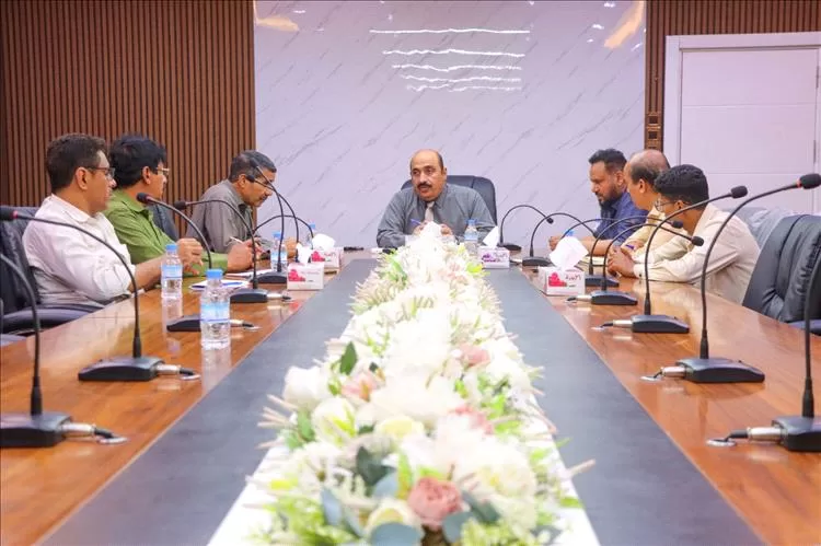 مدير تربية ساحل حضرموت يناقش إطلاق البرنامج التدريبي الخاص بتوظيف الذكاء الاصطناعي في قطاع التعليم