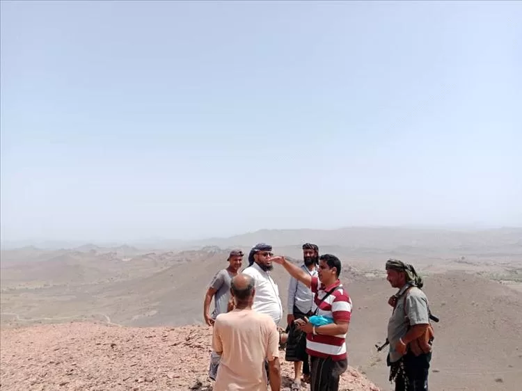 مدير عام المضاربة رأس العارة يستقبل فريق هندسي من شركة يمن موبايل لتحديد موقع برج اتصالات في عاصمة المديرية الشط