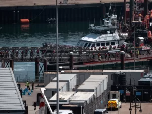 انخفاض عدد المهاجرين إلى بريطانيا إلى النصف في 2024