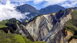 انهيار أرضي في منجم ذهب في بابوا بإندونيسيا يسفر عن مقتل ستة أشخاص و14 مفقوداً