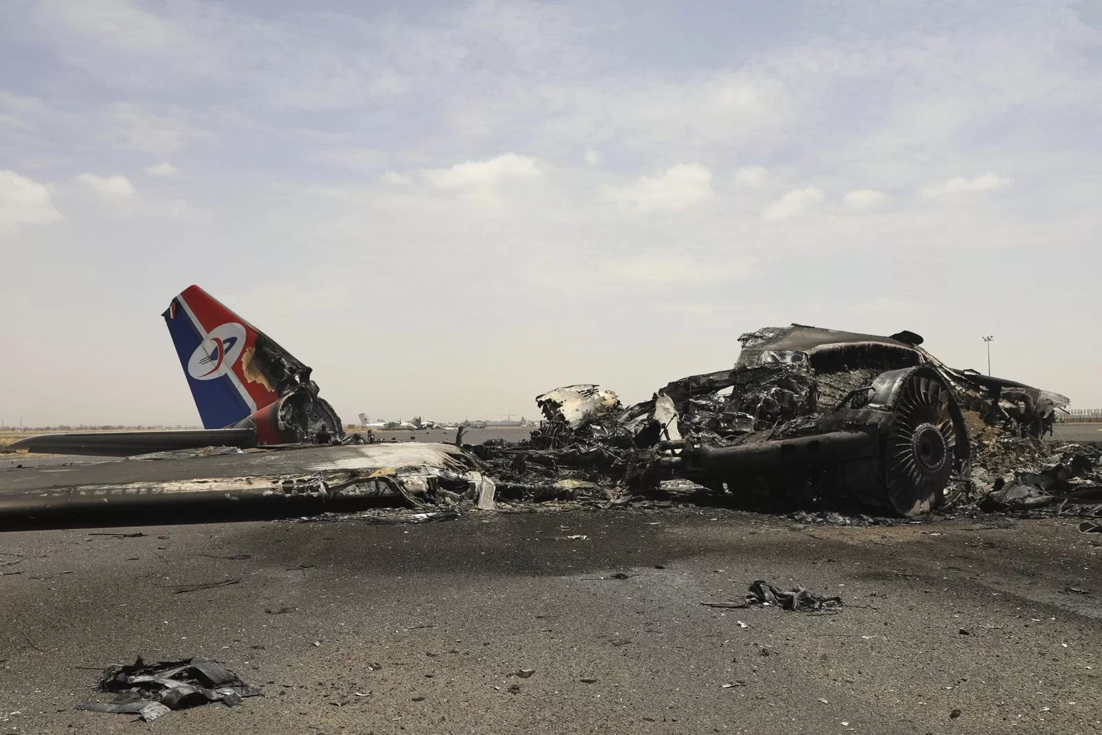 بعد استهداف مطار صنعاء الدولي اليمنية تؤكد تأمين الطائرات المدمرة