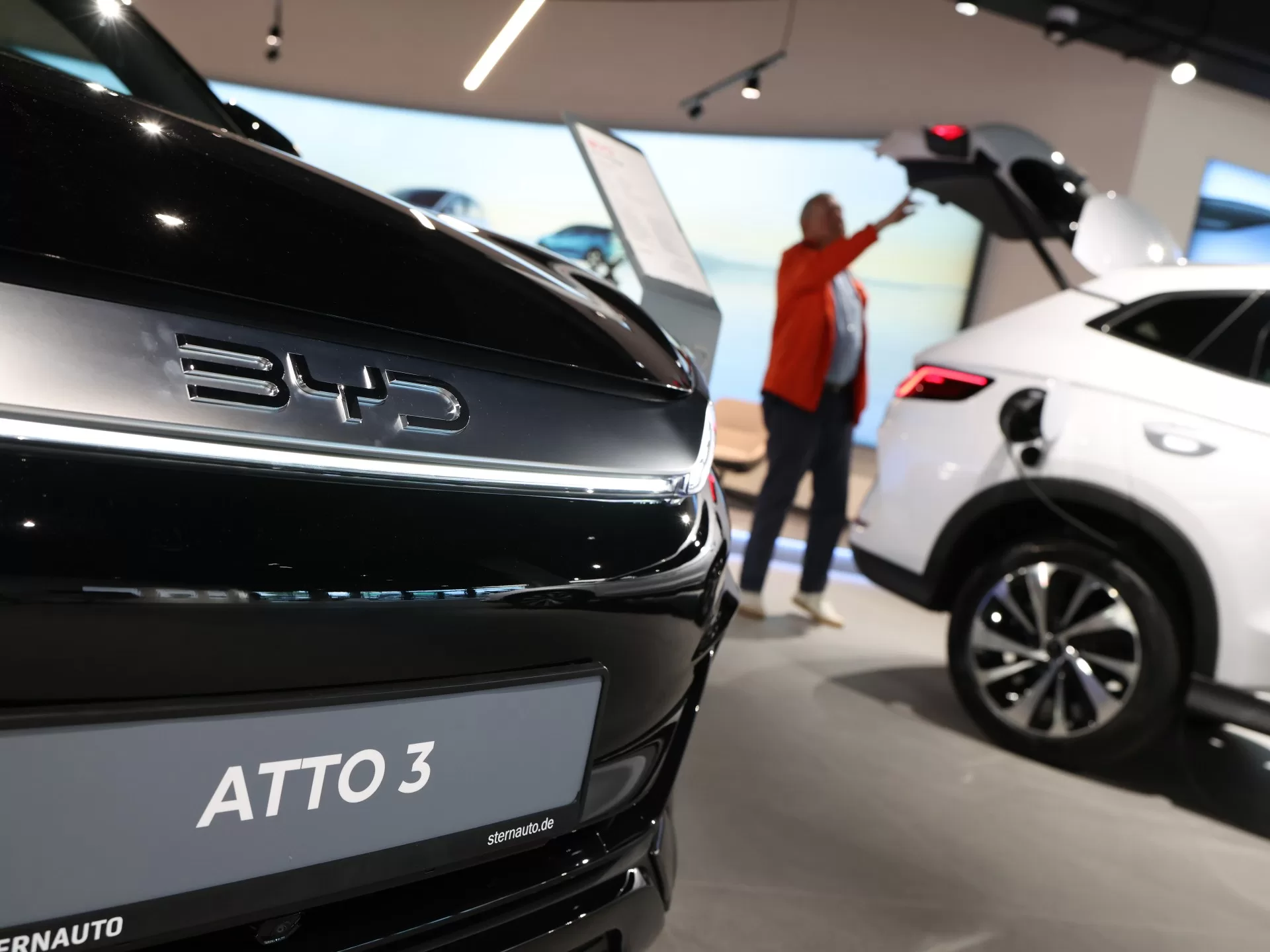 بي واي دي الصينية تتفوق على تسلا في سوق السيارات الكهربائية الأوروبية.