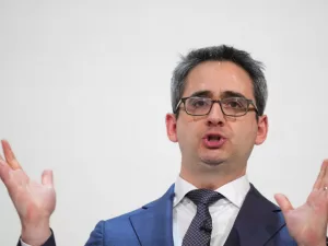 تايمز: ما استخلصه ترامب من خبير الرسوم الجمركية