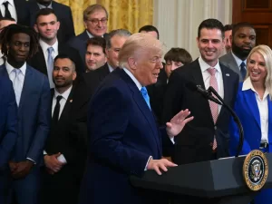 ترامب يمدد فترة تأجيل فرض الزيادات الجمركية على واردات الاتحاد الأوروبي