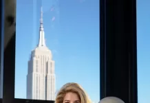 قد تحتوي الصورة على Candace Bushnell Profo Person Blonde Hair Wristwatch Building and Tower