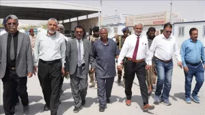 تقارير وردت الآن – وكيل محافظة المهرة ومدير جمرك شحن يطلقان نظام الفحص الآلي لتسهيل عبور البضائع