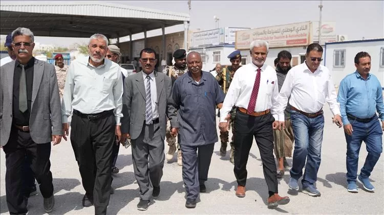 وكيل المهرة ومدير جمرك شحن يدشنان نظام المعاينة الآلية لتسهيل عبور المسافرين