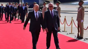 حادثة محرجة للوفد اليمني في قمة بغداد تثير النقاشات على وسائل التواصل