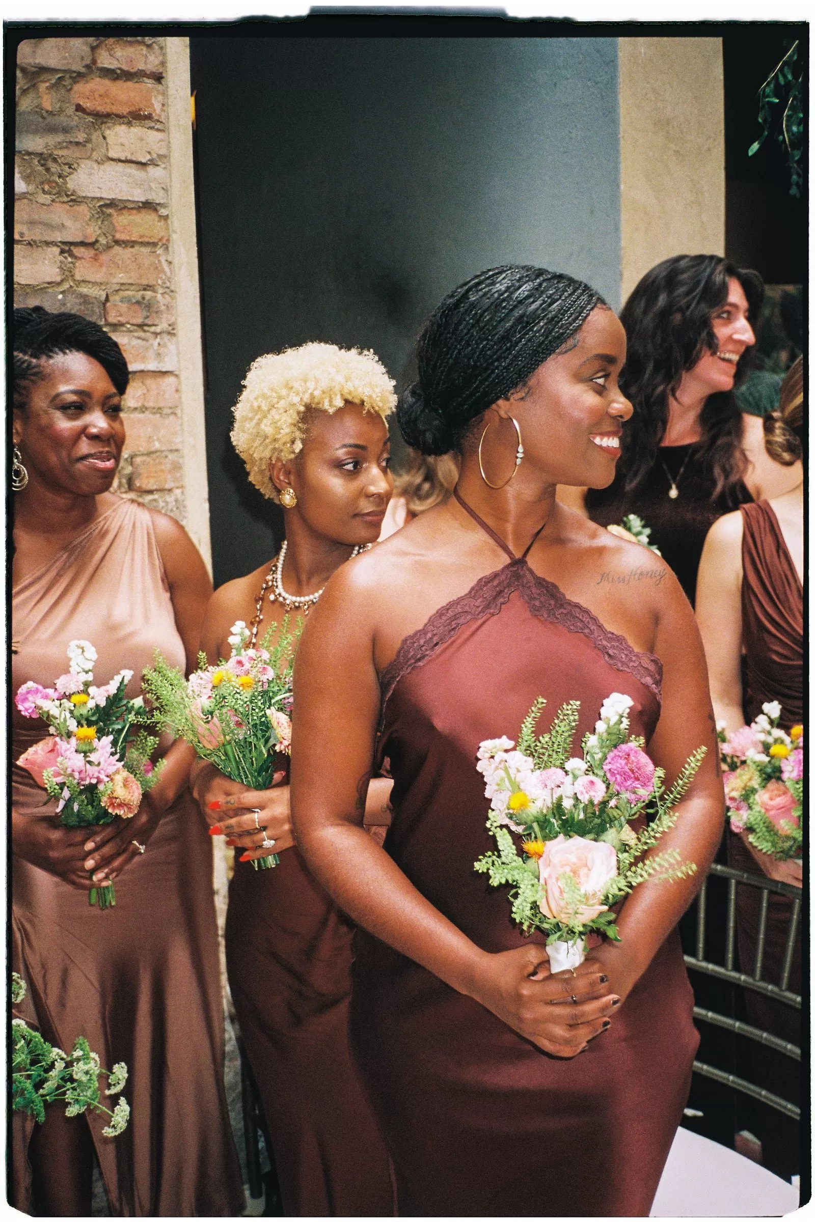 الصورة قد تحتوي على دين بנטون كلوديا موزيو زهرة ترتيب زهرة باقة زهرة نبتة شخص بالغ وزفاف