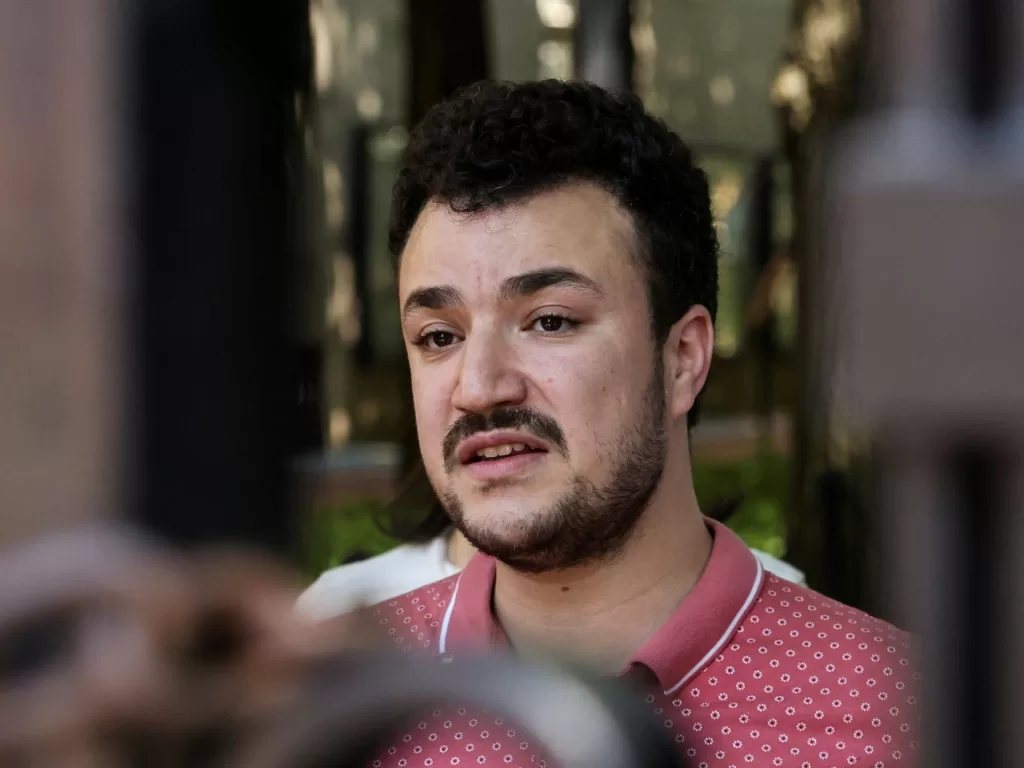 طالب جامعة كولومبيا المحتجز محمود خليل يلتقي بمولوده لأول مرة