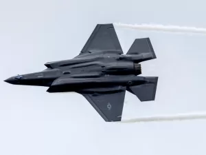 ذعر في واشنطن: ناشونال إنترست تكشف عن محاولة الحوثيين إسقاط طائرة إف-35