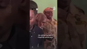 شاهد أم سودانية تستقبل عزاء ابنها بالزغاريد والتكبيرات