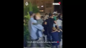 شاهد إسرائيليون يهرعون إلى الملاجئ بعد انطلاق الإنذارات