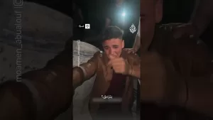 شاهد استغاثة شاب فلسطيني لإنقاذ أهله من تحت أنقاض منزل قصفته إسرائيل في غزة
