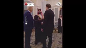 شاهد الأمير محمد بن سلمان يصافح الملياردير الأميركي إيلون ماسك الي يرافق ترمب في زيارته إلى السعودية