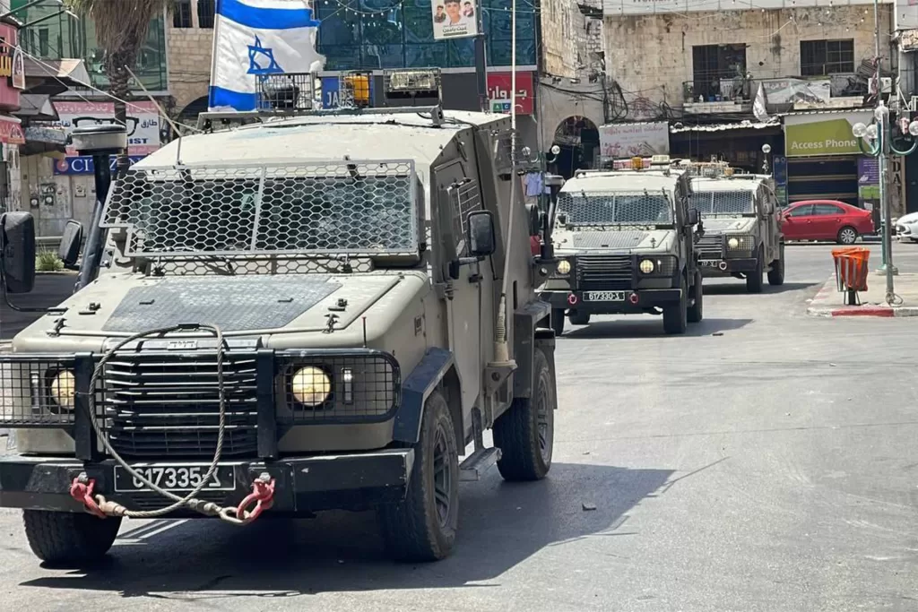 شاهد.. الاحتلال يقتحم مدن الضفة وينهب محال الصرافة والذهب