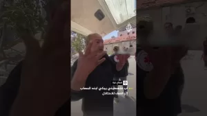 شاهد “بديش مختار يموت”.. أب فلسطيني يبكي ابنه المصاب إثر قصف للاحتلال شمالي غزة