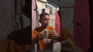 شاهد سعادة طفل فلسطيني بعد حصوله على ربطة خبز في غزة