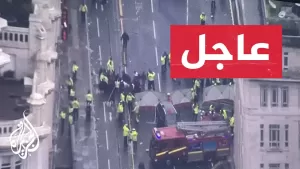 شاهد سيارة تدهس حشدا في ليفربول واعتقال منفذ الحادث