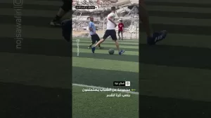 شاهد شبان غزة يلعبون كرة القدم وسط الحرب