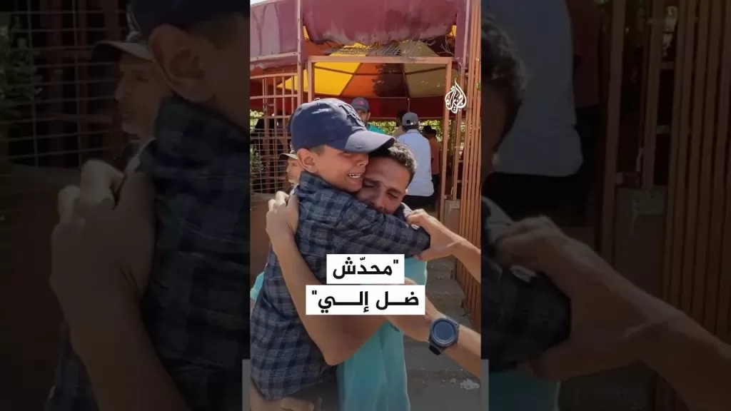 طفل من غزة يبكي عائلته التي استشهدت في قصف إسرائيلي شرق خان يونس