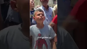 شاهد طفل يودّع والده الشهيد بقصف على غزة
