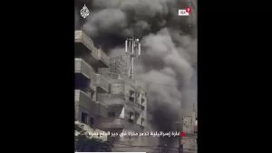 شاهد غارة إسرائيلية تدمر منزلا في دير البلح بغزة