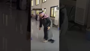 شاهد فرحة سوري بعودته إلى بلاده فور وصوله لمعبر نصيب