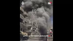 شاهد قصف إسرائيلي استهدف منزلا في دير البلح وسط قطاع غزة