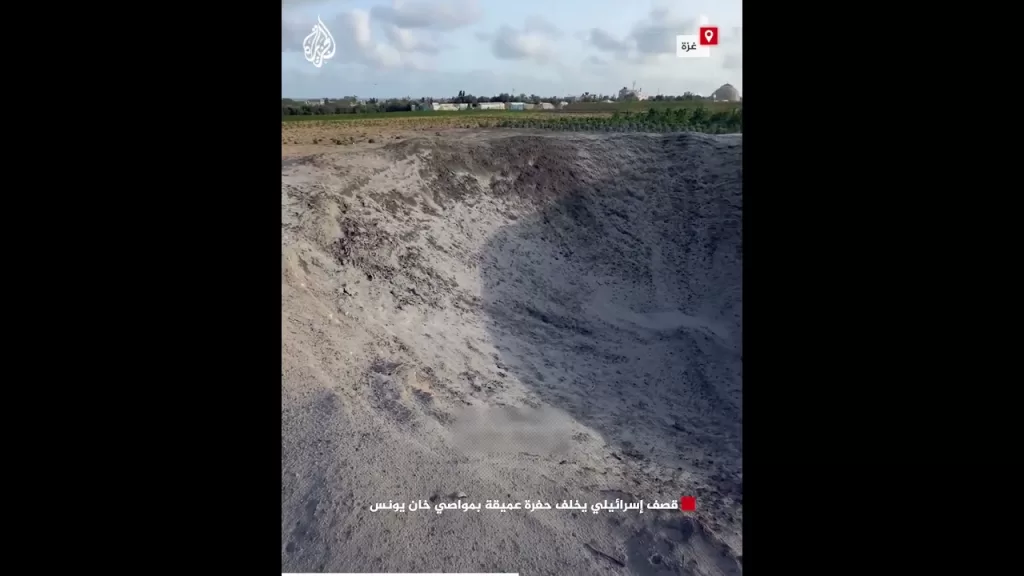 قصف إسرائيلي يخلف حفرة عميقة بمواصي خان يونس