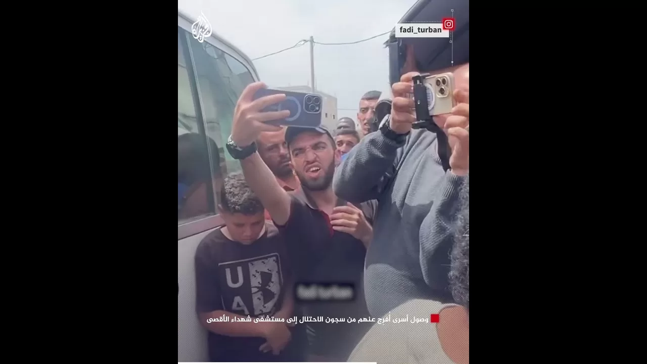 وصول أسرى أُفرِج عنهم من سجون الاحتلال إلى مستشفى شهداء الأقصى