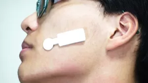 علماء يطورون لاصقًا ذكيًا يكشف المشاعر الحقيقية رغم محاولات إخفائها.