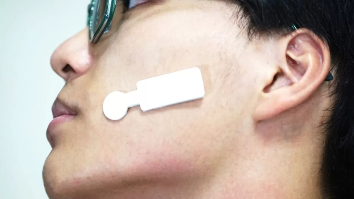 علماء يطورون لاصقًا ذكيًا يكشف المشاعر الحقيقية رغم محاولات إخفائها.