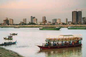 في رحلة إلى بنوم بنه ، التفكير في العودة للوطن والتغيير