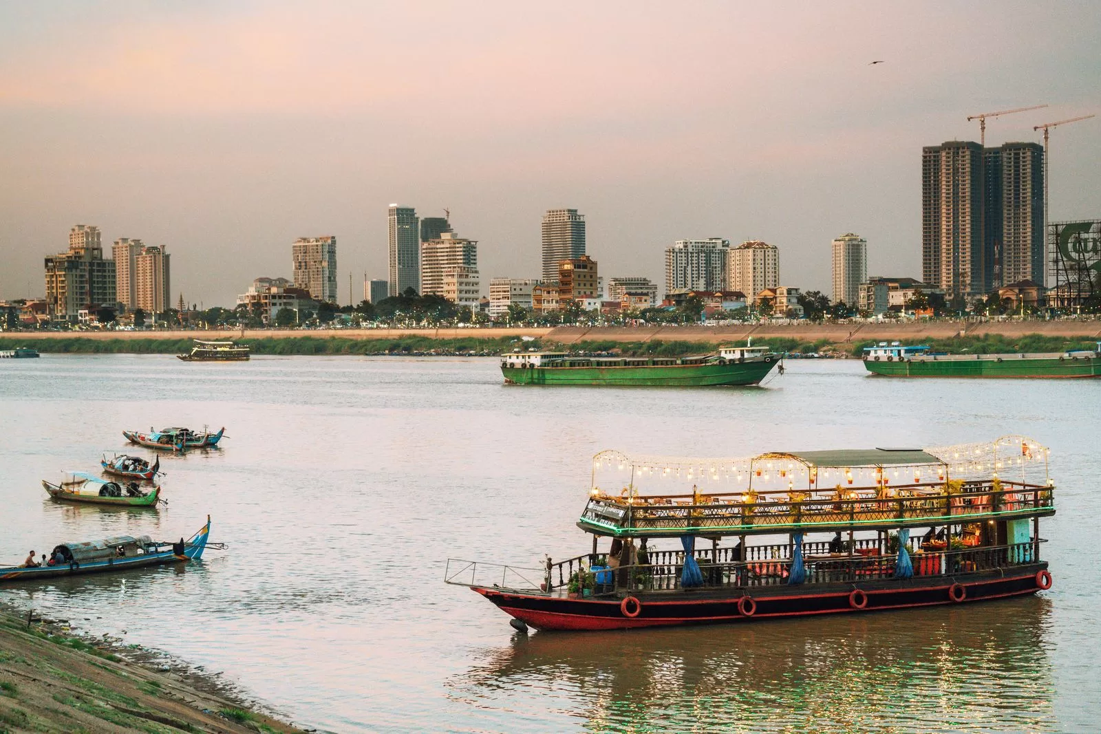 قد تحتوي الصورة على بناء الهندسة المعمارية للمدينة