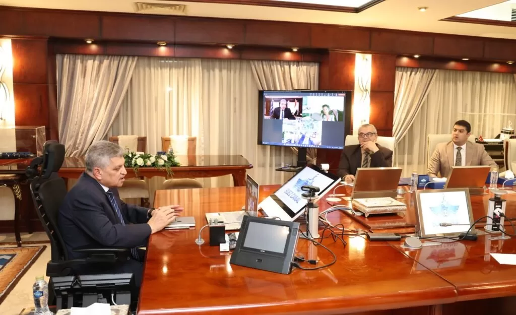 قناة السويس ترتقب عودة السفن تفاؤل حذر بعد أنباء وقف