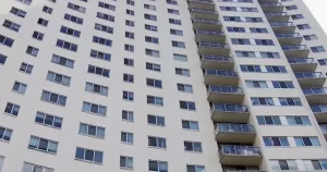 كيف استطاع طفل صغير النجاة من الموت بعد سقوطه من الطابق الخامس عشر؟