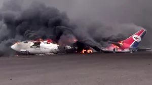 كيف كانت ردود الأفعال اليمنية على تدمير إسرائيل للطائرة الأخيرة في مطار صنعاء؟