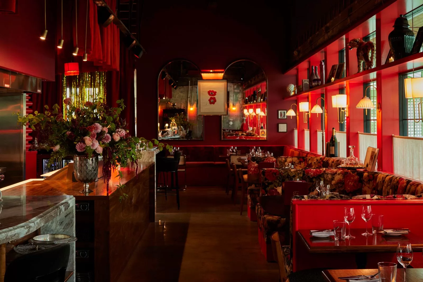 قد تحتوي الصورة على: فنجان، كرسي، أثاث، بار، فن، لوحات، مصباح، شخص وصحن