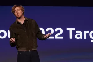 رئيس مجلس إدارة لومنار الملياردير يُستبدل كمدير تنفيذي بعد تحقيق في القضايا الأخلاقية