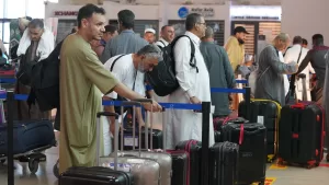 “ما الذي يربطك بالله؟” .. تفاعل ليبيون مع حاج تأخرت طائرته ليتمكن من الالتحاق بها.