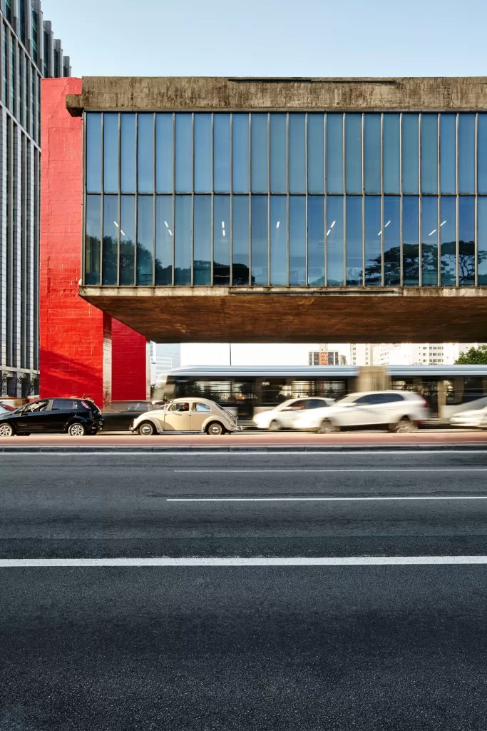 خضع Museu de Arte de São Paulo لتوسع كبير مع بناء ثاني مليء الآن بالفن.