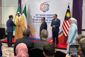 ماليزيــا تسعى لإعادة بناء الجسر بين شرق وغرب آسيا