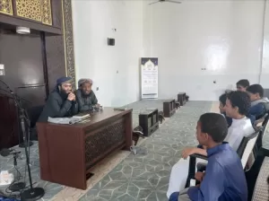 متابعات وردت الآن – مدير أوقاف عتق ومدير التحفيظ في المحافظة يتفقدان مسجد الشافعي ومسجد خيران