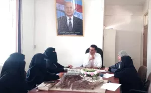 محافظ القاهرة يستعرض قضايا الخدمات والعمل المواطنوني مع مجموعة من النشطاء