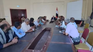 محافظ تعز يستعرض خطط التنمية وأداء المديريات الساحلية